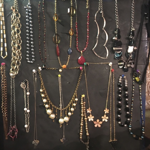 Over a hundred vintage and designer necklaces. - Picture 2 of 8